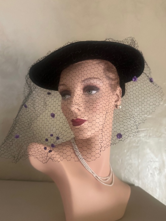WONDERFUL 1940\'s BLACK TILT FELT WIDE BRIM HAT + PURPLE DOTTED VEIL & FEATHERS main image 7